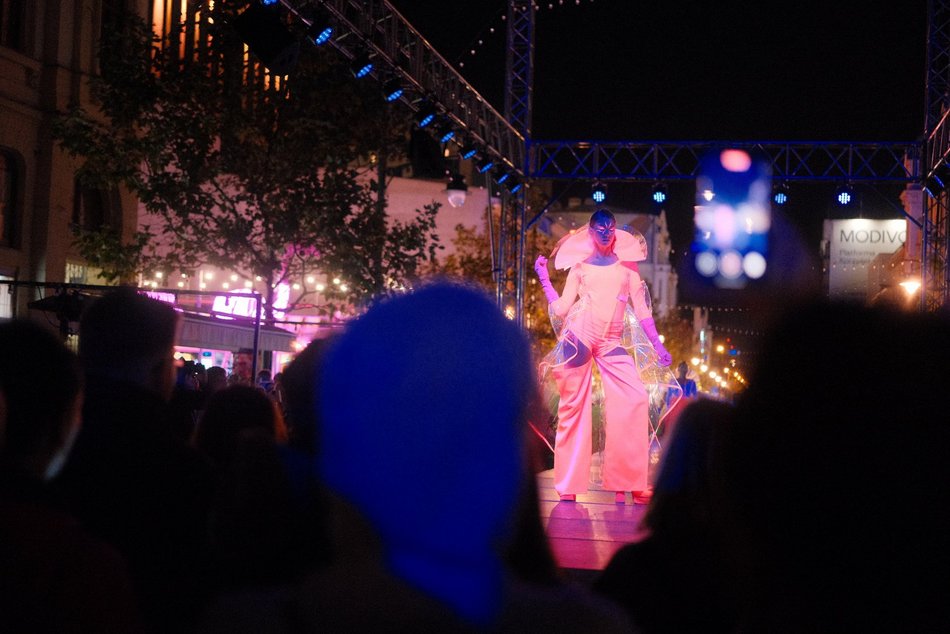 Pokaz mody święcący w ciemności. Fluorescencyjne stroje na Light Move Festival 2025 Łódź