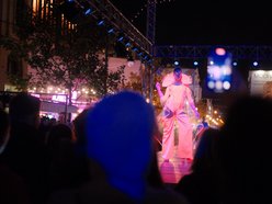 Pokaz mody święcący w ciemności. Fluorescencyjne stroje na Light Move Festival 2025 Łódź