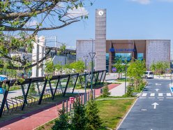 Łódź. Skwer przed dworcem Łódź Kaliska robi wrażenie! Tak zielono tam jeszcze nie było