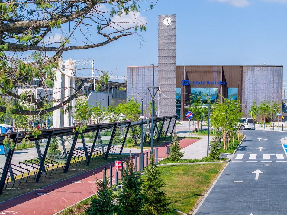 Łódź. Skwer przed dworcem Łódź Kaliska robi wrażenie! Tak zielono tam jeszcze nie było