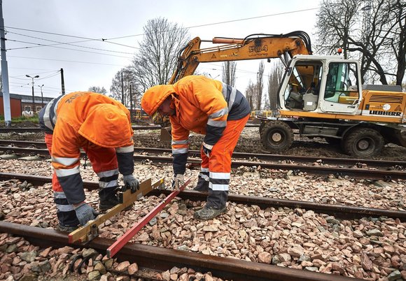 roboty przy torowisku
