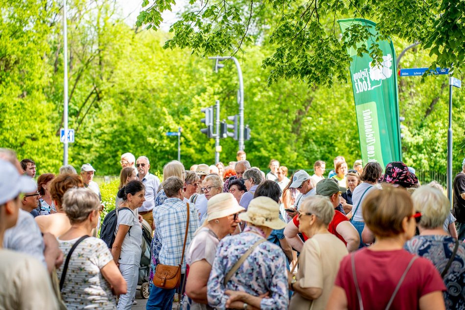 grupa ludzi spaceruje w naturze