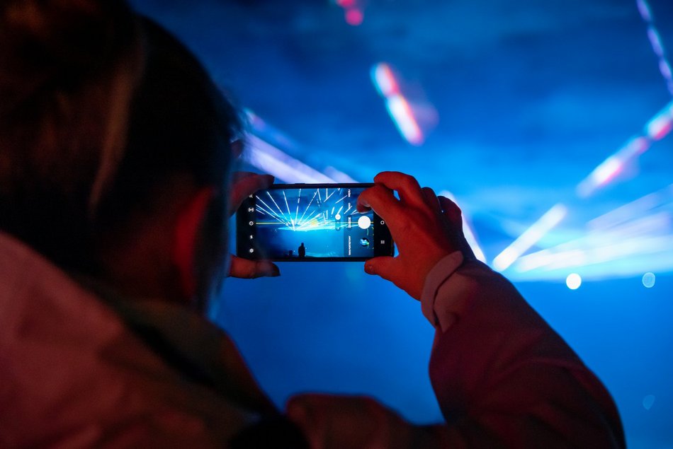 park pięknie oświetlony nocą