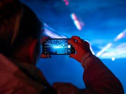 park pięknie oświetlony nocą