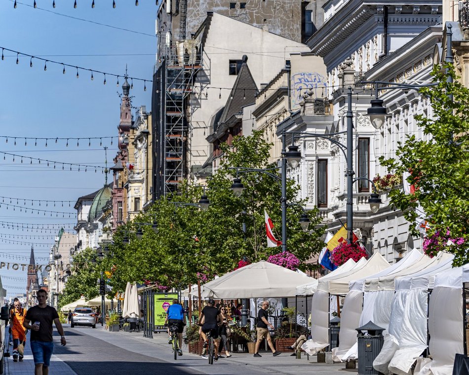 ludzie w centrum miasta