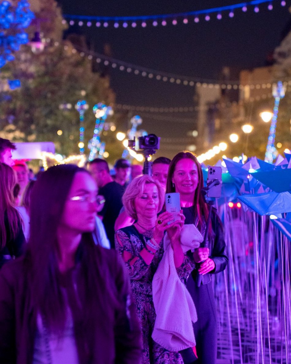 ludzie na festiwalu światła w Łodzi
