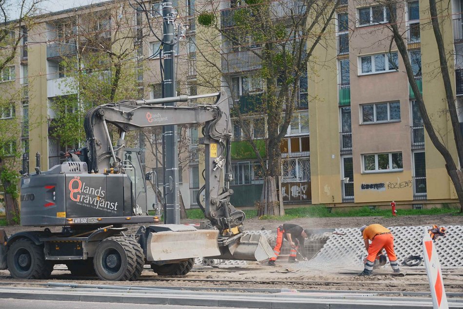 Kładą asfalt na Śmigłego-Rydza. Druga warstwa od Ronda Broniewskiego do centrum