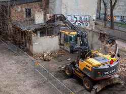 Łódź. Wyburzanie rudery przy Gdańskiej w Łodzi. To kolejny ze 161 budynków do rozbiórki