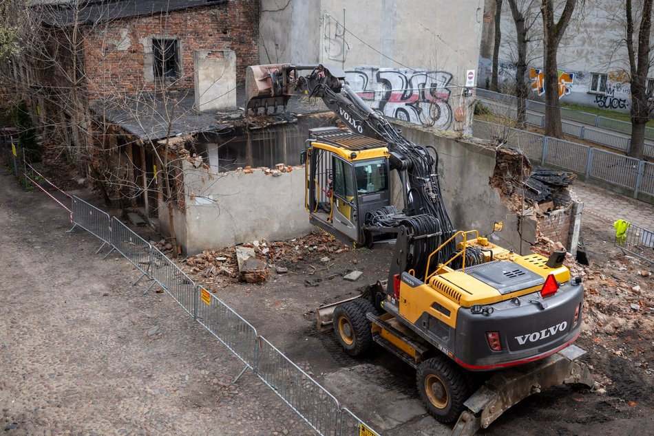 Łódź. Wyburzanie rudery przy Gdańskiej w Łodzi. To kolejny ze 161 budynków do rozbiórki