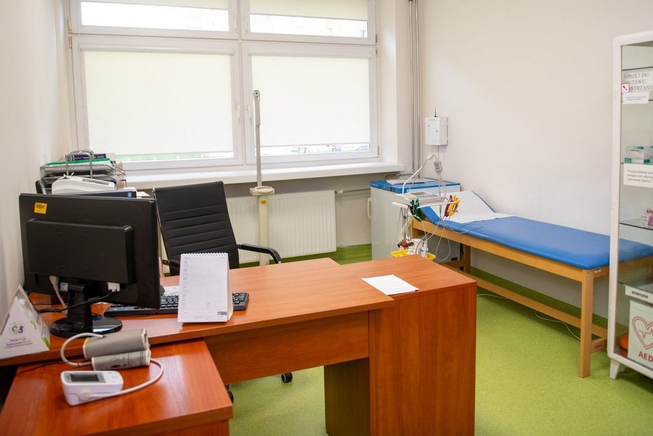 Łódź. Dofinansowanie dla MCM Polesie w Łodzi. Nowy sprzęt i podjazd dla wózków w przychodni Wileńska