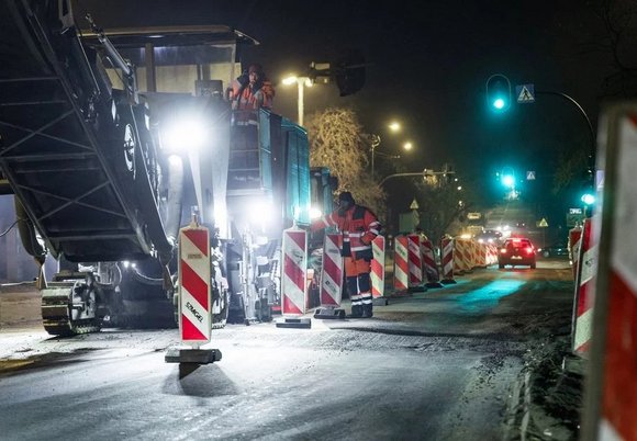 Łódź. Remont Brzezińskiej w Łodzi. Nocne prace na skrzyżowaniu w Nowosolnej