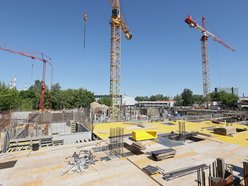 Łódź. Ekspresowa budowa mieszkań miejskich przy Pabianickiej. Powstał garaż, trwa wznoszenie pięter!