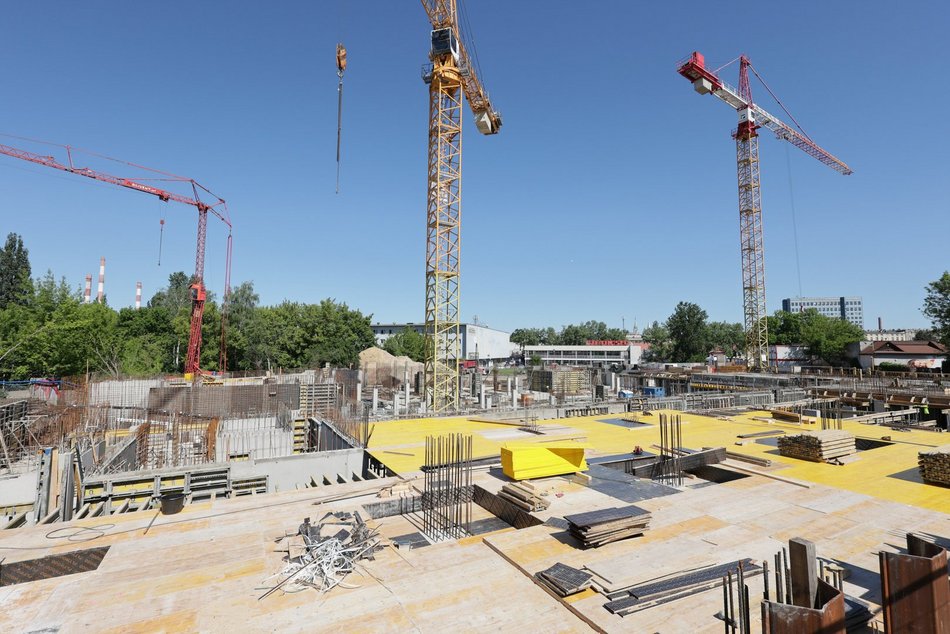 Łódź. Ekspresowa budowa mieszkań miejskich przy Pabianickiej. Powstał garaż, trwa wznoszenie pięter!