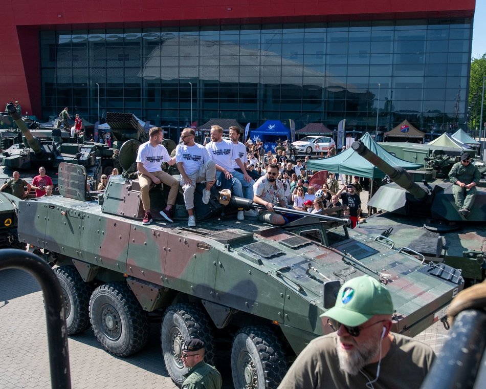 Wielka parada przed meczem Gortat Team vs NATO. Celebryci, żołnierze i sprzęt wojskowy