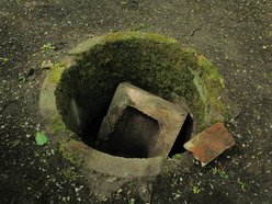 Łódź. Ludzkie kości i nagrobki w Parku Zbójnickim w Łodzi. Niezwykłe odkrycia archeologów z UŁ