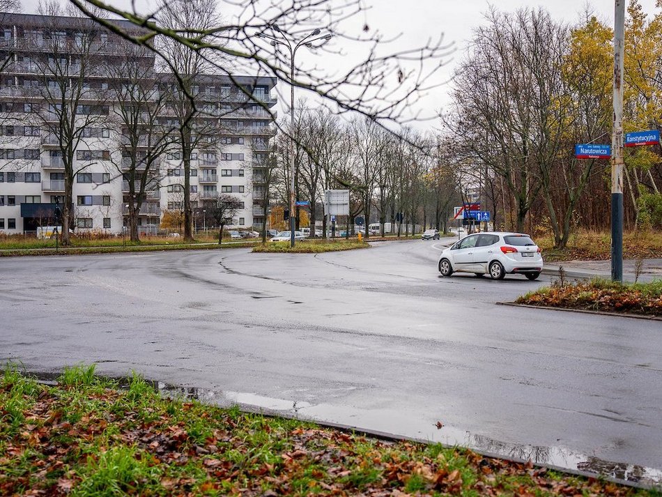 Łódź. Rondo na skrzyżowaniu ul. Narutowicza i ul. Konstytucyjnej w Łodzi
