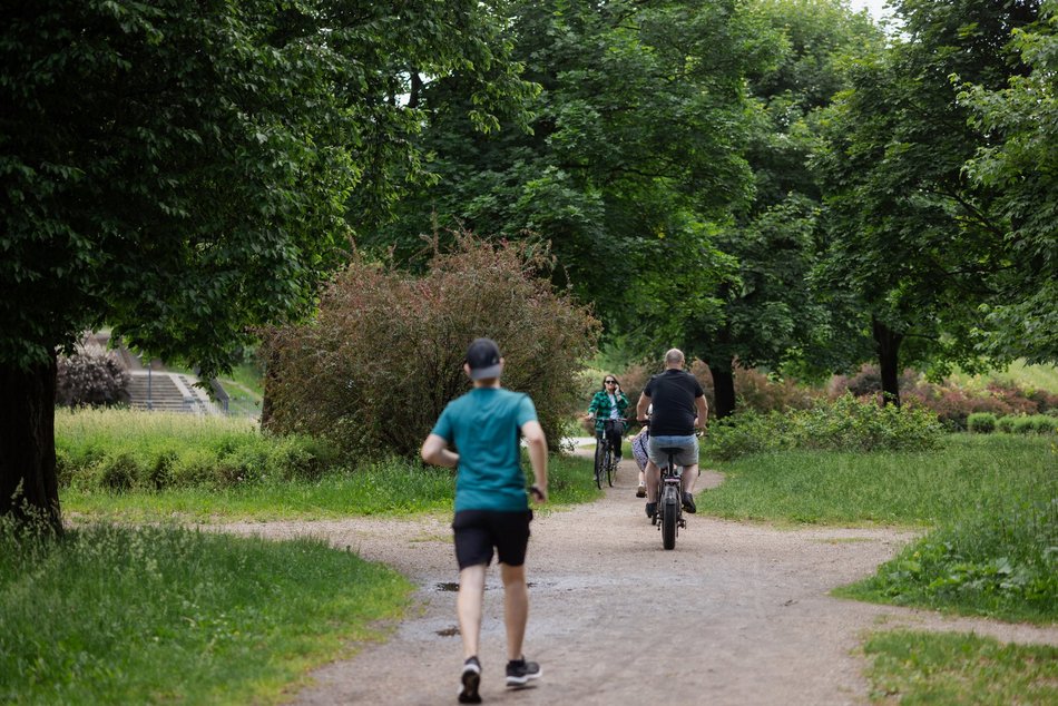 Łódź. Łodzianie spędzają czas wolny w Parku Helenów i Parku Podolskim w Łodzi. Sport i chillout