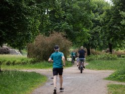 Łódź. Łodzianie spędzają czas wolny w Parku Helenów i Parku Podolskim w Łodzi. Sport i chillout