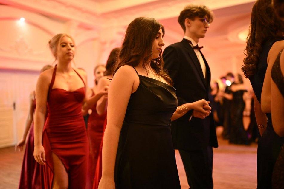 Studniówka III LO w Łodzi. Szyk i elegancja w Białym Pałacu