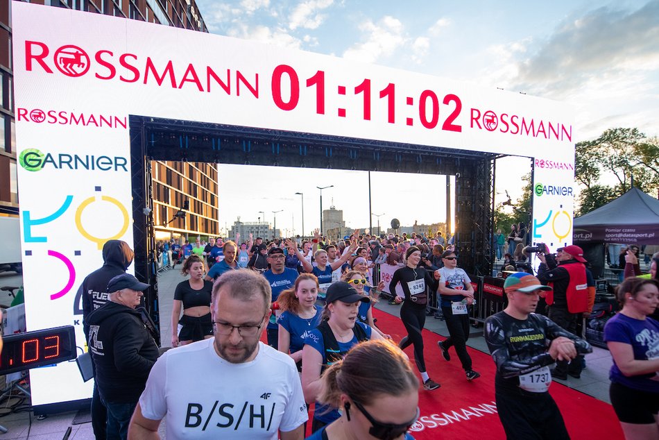 Łódź. Bieg Ulicą Piotrkowską Rossmann Run 2025 wystartował! Walka o życiowe rekordy