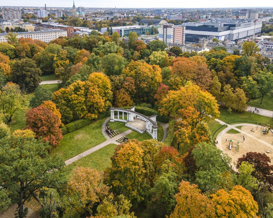 Park Poniatowskiego w jesiennych barwach. Baśniowy krajobraz w centrum miasta