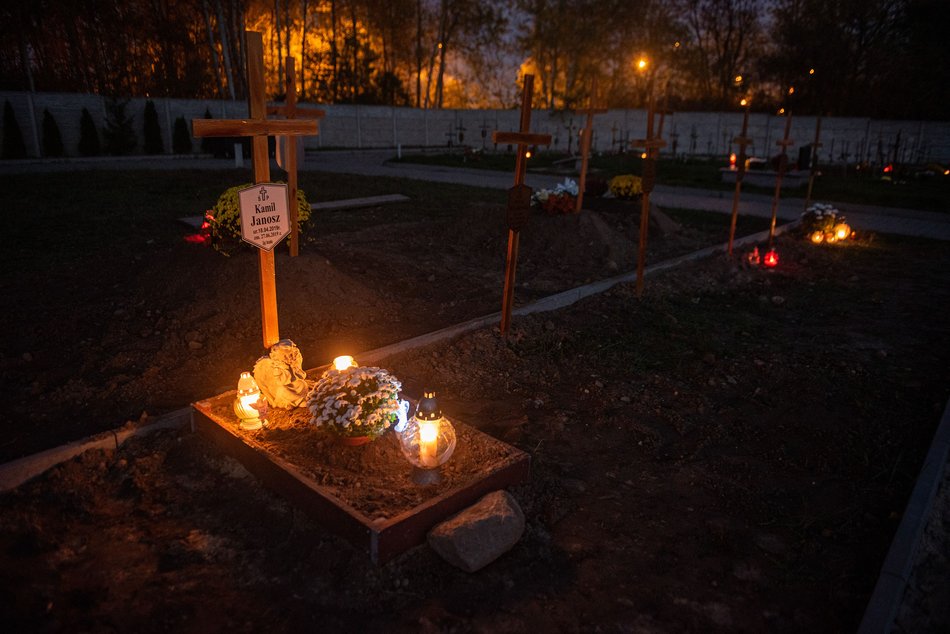 „Światełko Pamięci" w Łodzi. Zapal symboliczny znicz na grobach nieznanych łodzian