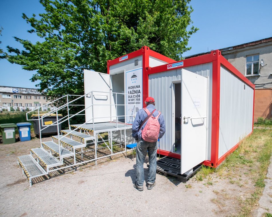 Mobilna łaźnia dla bezdomnych