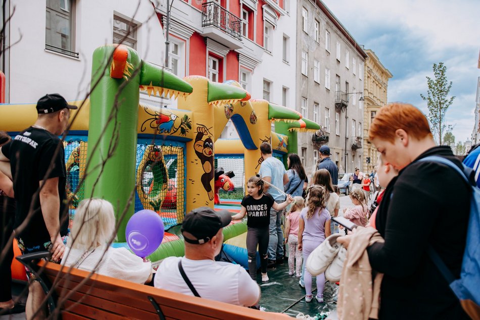 dzieci podczas zabawy