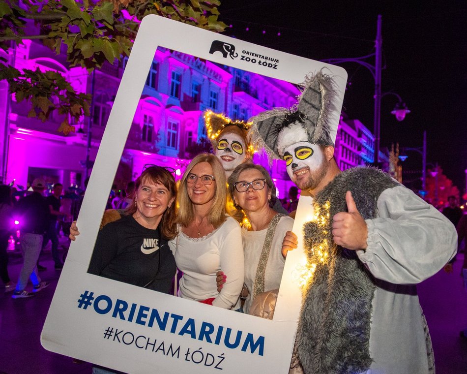 ludzie na festiwalu światła w Łodzi