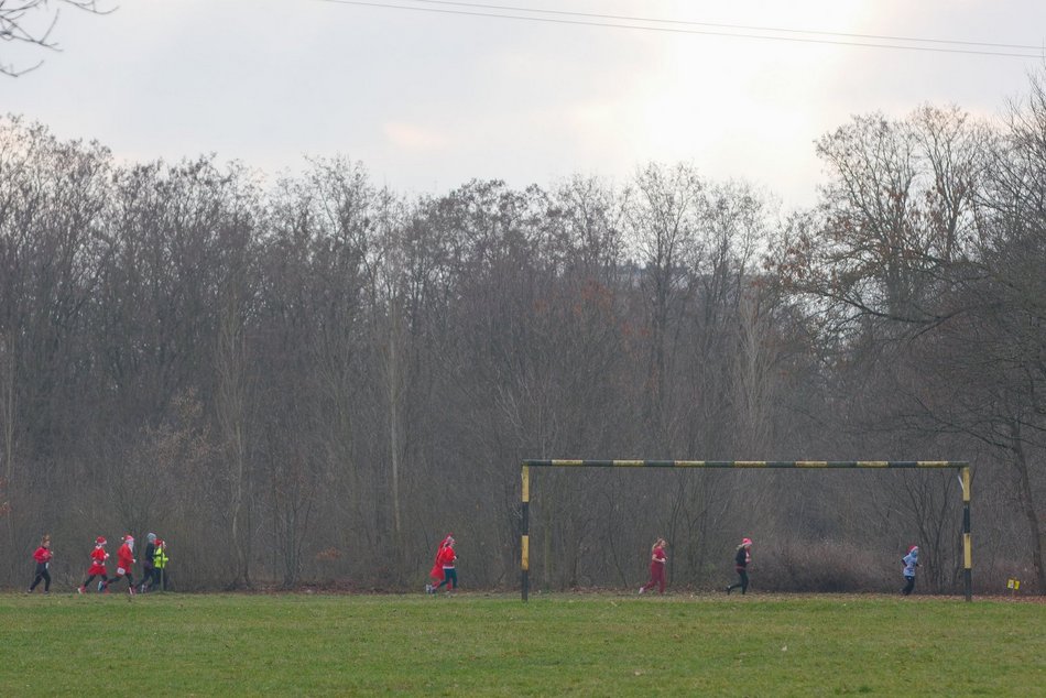 Łódź. Świąteczny bieg w parku Baden-Powella w Łodzi. Wspaniała atmosfera z nutą rywalizacji