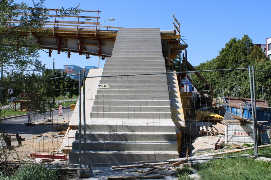 Łódź. Budowa kładek na Wyszyńskiego w Łodzi. Zamknięty odcinek jezdni