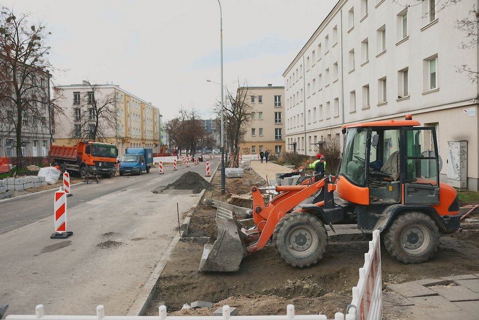 Łódź. Drogowcy ułożyli już nową nawierzchnię jezdni na Lutomierskiej
