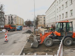 Łódź. Drogowcy ułożyli już nową nawierzchnię jezdni na Lutomierskiej