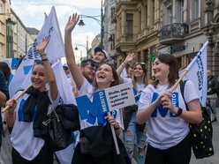 Łódź. Juwenalia 2025 w Łodzi. Kolorowy pochód studentów przeszedł Piotrkowską!