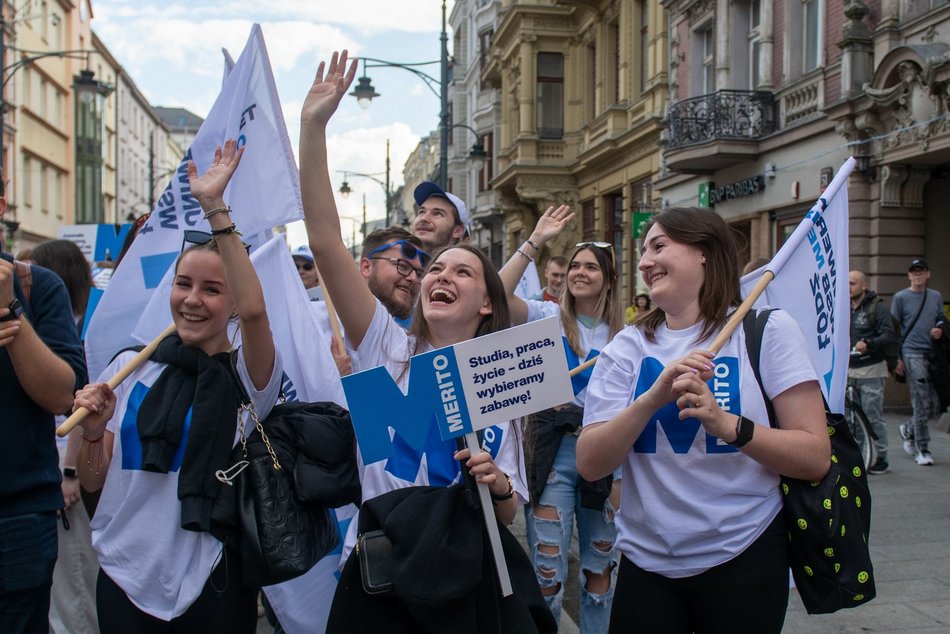 Łódź. Juwenalia 2025 w Łodzi. Kolorowy pochód studentów przeszedł Piotrkowską!