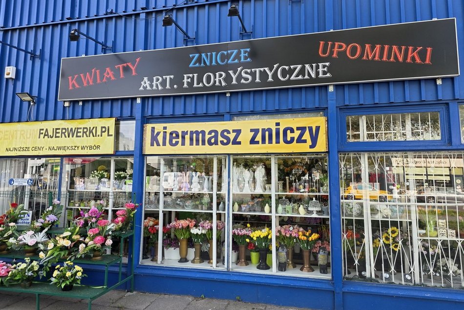 Łódź. Co kupisz w niebieskim pawilonie na Retkini? Szewc, pub, 1001 drobiazgów, zegarmistrz i więcej