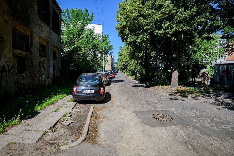 Łódź. Remont Różyckiego w Łodzi. Popękany asfalt i chodniki przejdą do historii