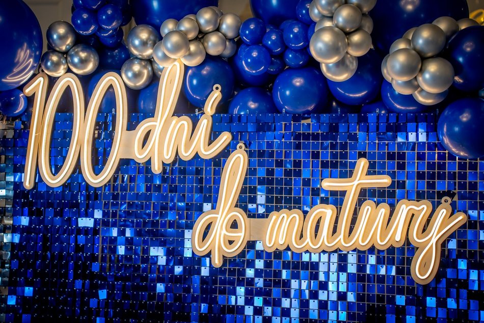 Łódź. Studniówka IV LO w Łodzi. Kreacje, które zapierały dech i radość na twarzach młodzieży