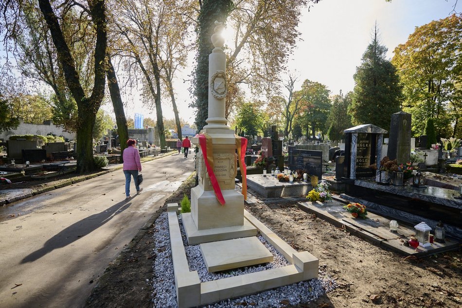 Stary Cmentarz w Łodzi. Odsłonięto Pomnik Pierwszych Łodzian