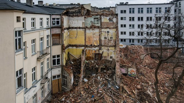 Wyburzanie ruin w centrum Łodzi. Wiosenne porządki w mieście ruszają pełną parą! [ZDJĘCIA]