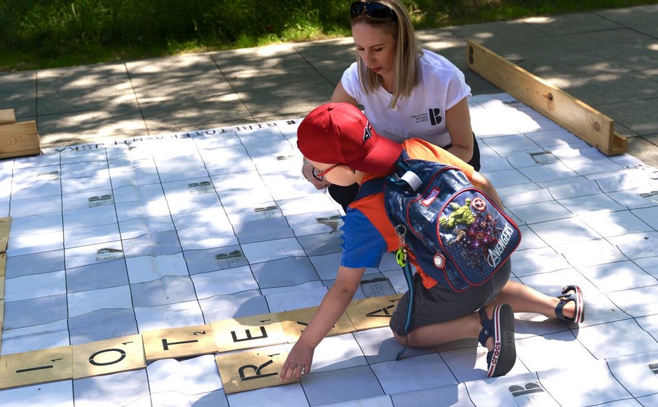 Łódź. Biblioteka w plenerze. Wyjątkowy cykl rozpoczęty w parku Staromiejskim w Łodzi