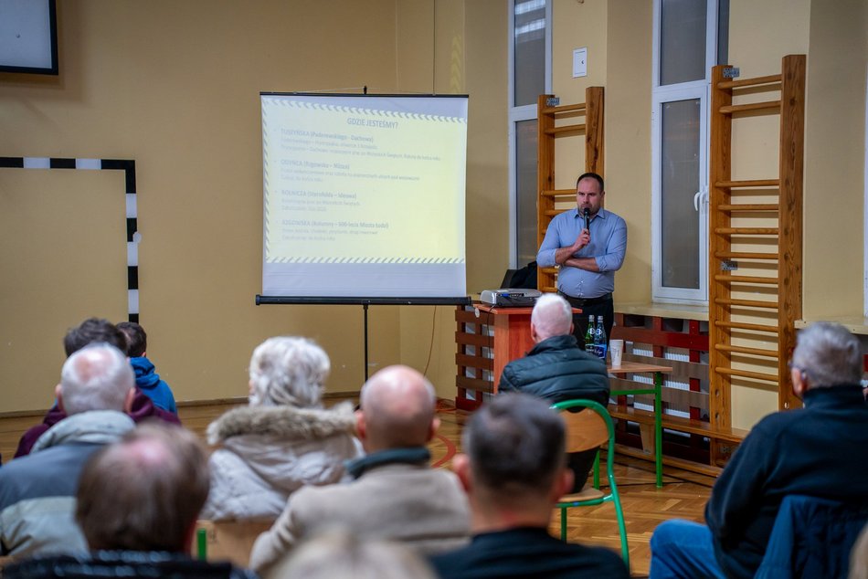 Łódź. Spotkanie o remontach dróg na Chojnach i Dąbrowie. Po raz kolejny wysoka frekwencja