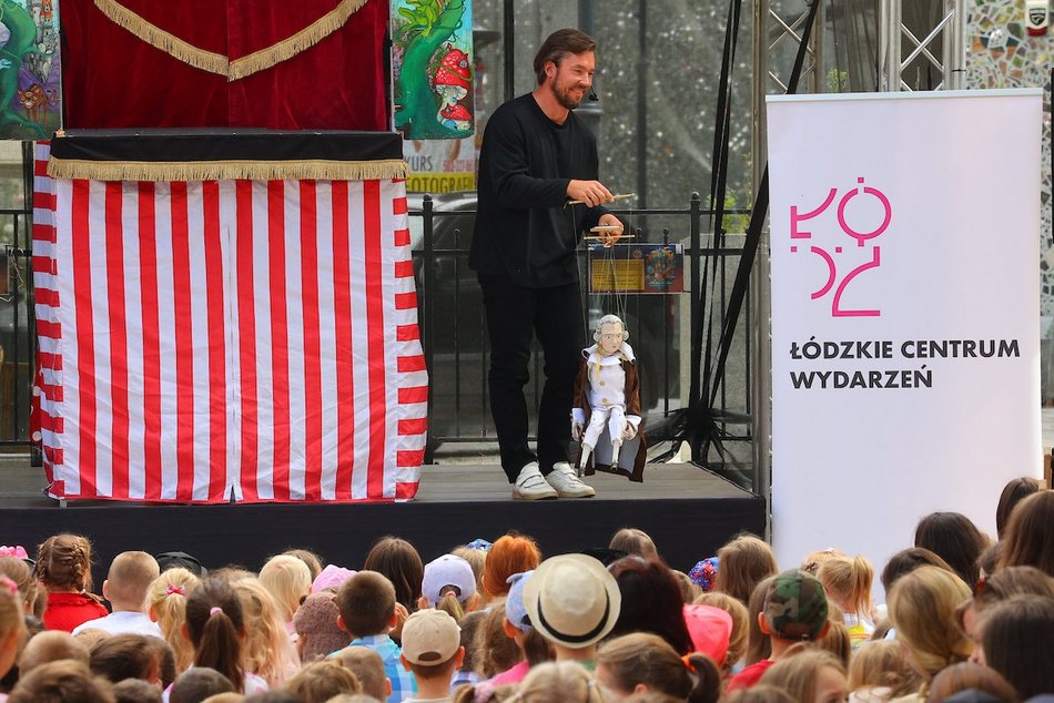 Łódź. Baśniowa Piotrkowska w Łodzi. Teatr Barnaby zachwycił najmłodszych widzów