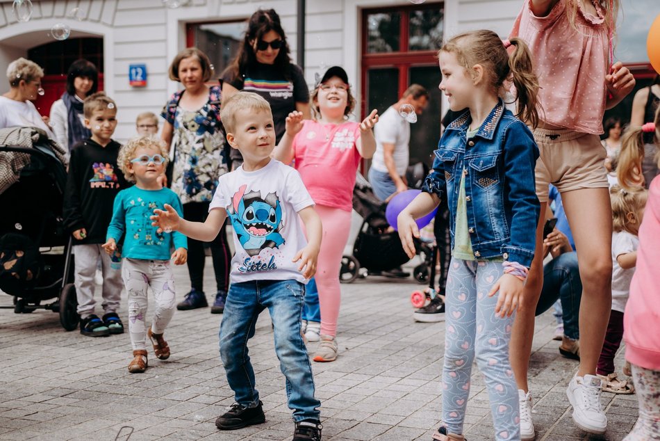 dzieci podczas zabawy