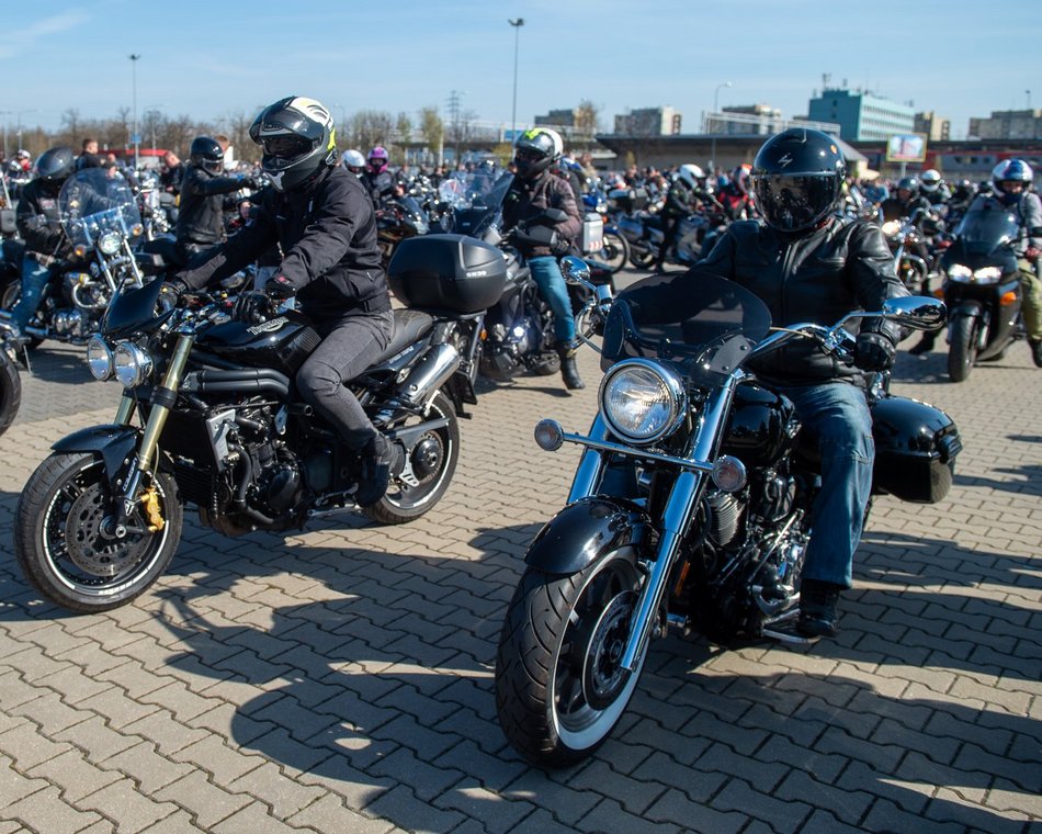 Parada motocyklistów przejechała ulicami Łodzi. Sezon rozpoczęty! Byłeś?