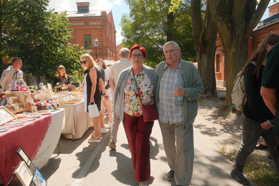 Łódź. Targ Staroci na Księżym Młynie w Łodzi. Rękodzieła, unikatowe rzeczy i domowe przysmaki