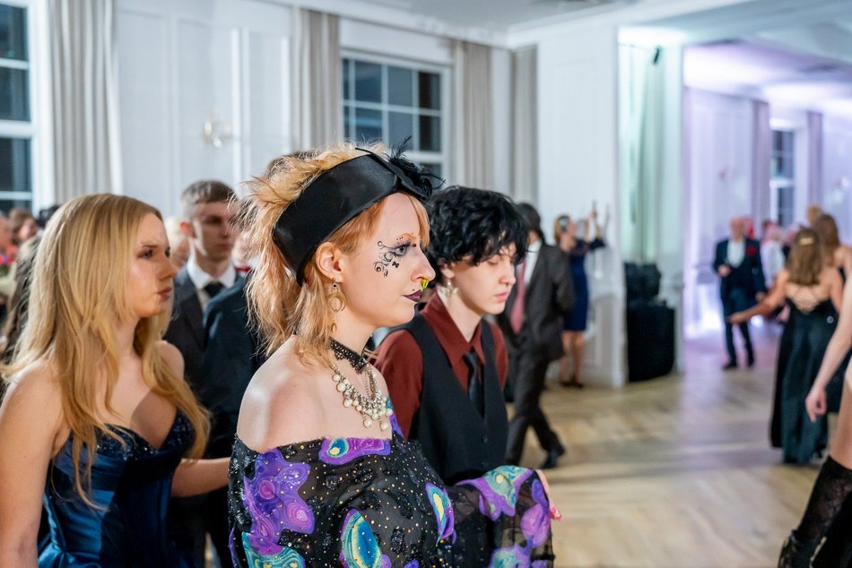 Łódź. Studniówka IV LO w Łodzi. Kreacje, które zapierały dech i radość na twarzach młodzieży