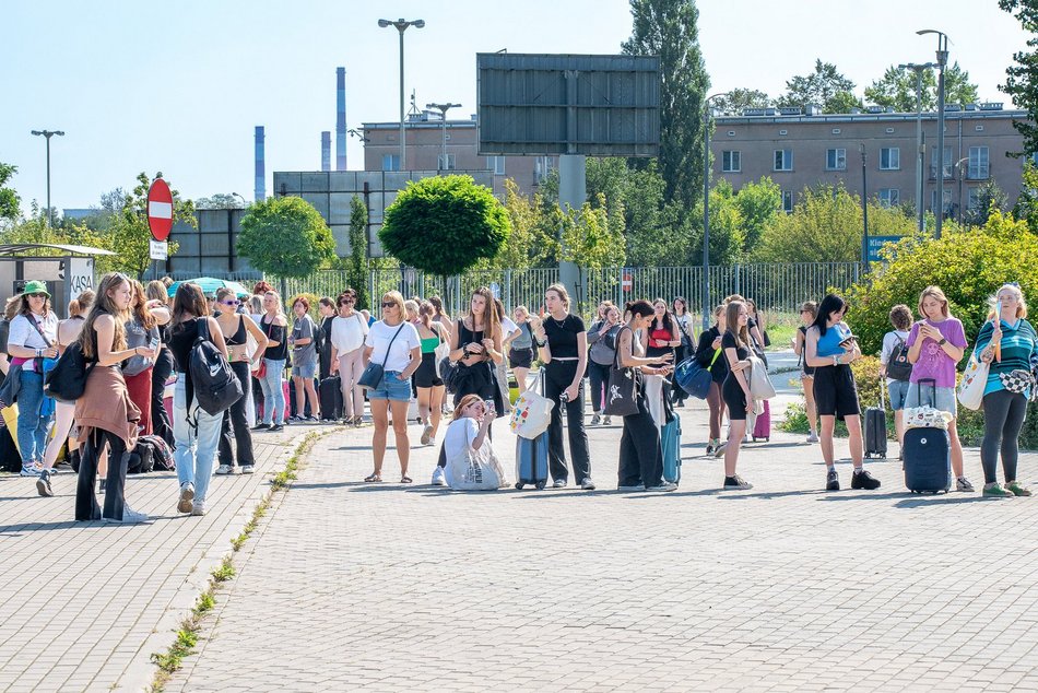 Tłumy fanek Louisa Tomlinsona przed Atlas Areną