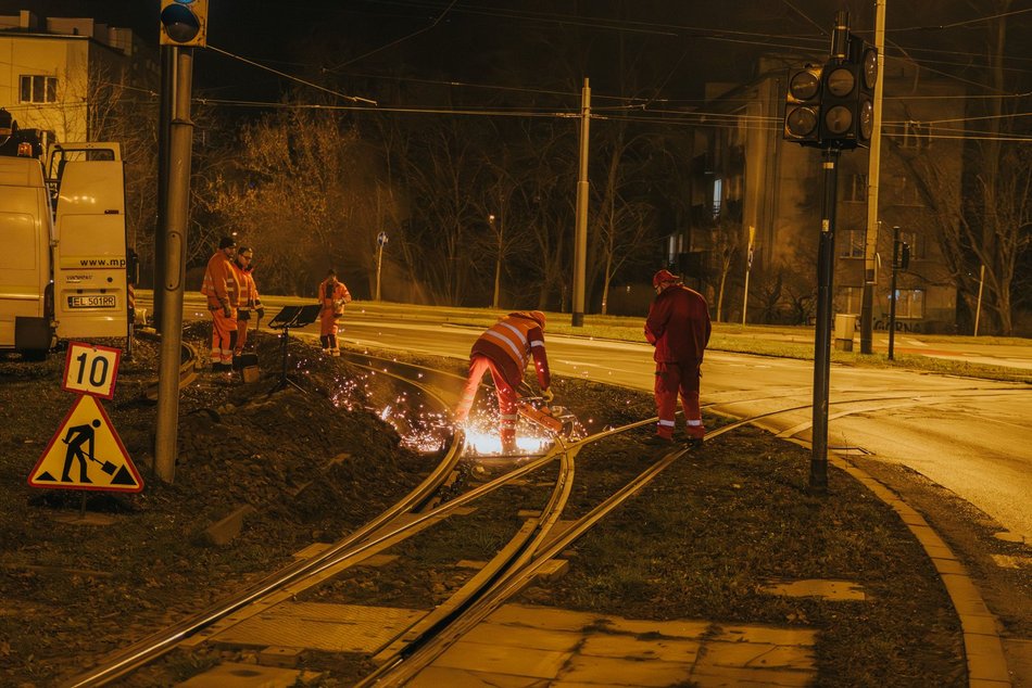Nocne remonty torowiska MPK Łódź przy Rondzie Lotników Lwowskich