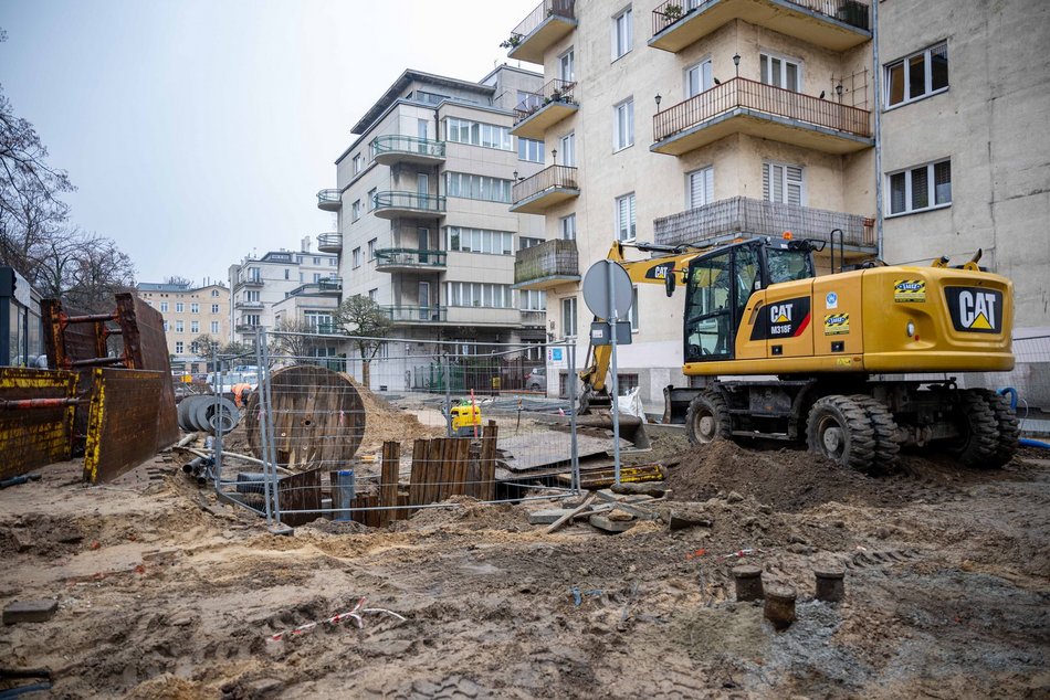 Plac Komuny w remoncie. Zakończyła się budowa chodnika od Sienkiewicza